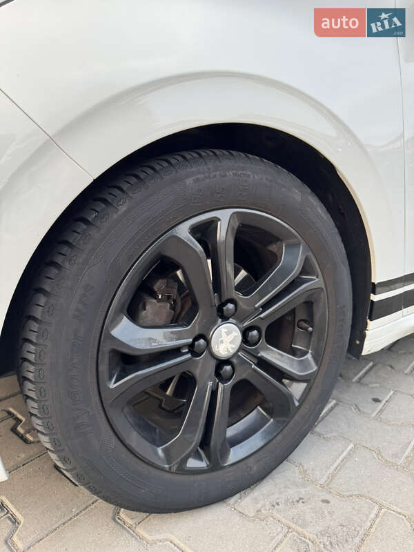 Хэтчбек Peugeot 208 2013 в Виннице