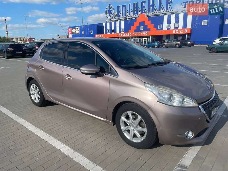 Хетчбек Peugeot 208 2013 в Вінниці