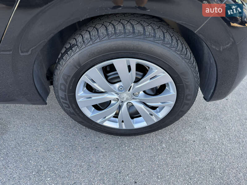 Хетчбек Peugeot 208 2013 в Запоріжжі