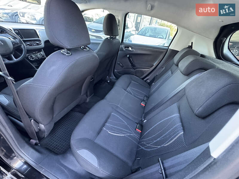 Хетчбек Peugeot 208 2013 в Запоріжжі