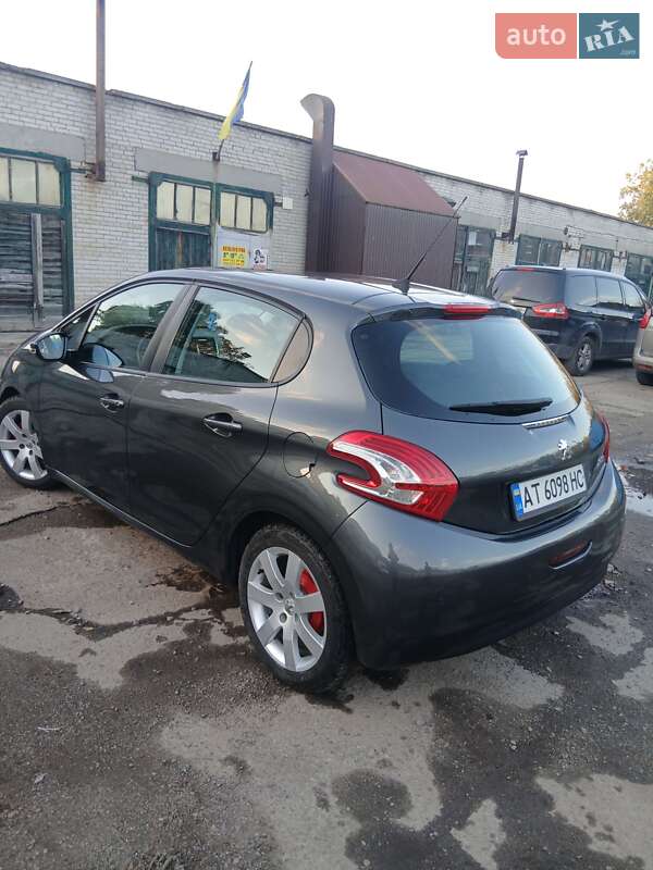 Хэтчбек Peugeot 208 2013 в Калуше