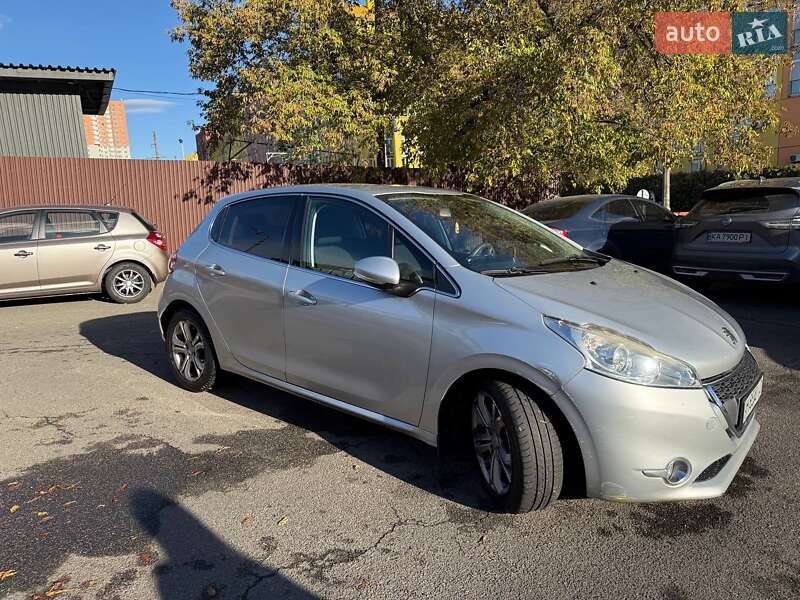 Хэтчбек Peugeot 208 2013 в Киеве