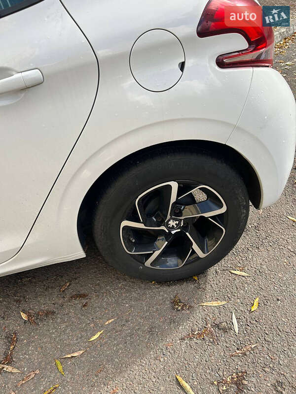Хэтчбек Peugeot 208 2016 в Киеве фото 2 Хэтчбек Peugeot 208 2016 в Киеве