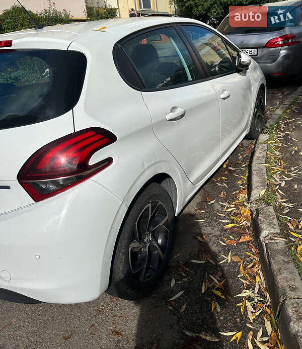 Хэтчбек Peugeot 208 2016 в Киеве фото 13 Хэтчбек Peugeot 208 2016 в Киеве