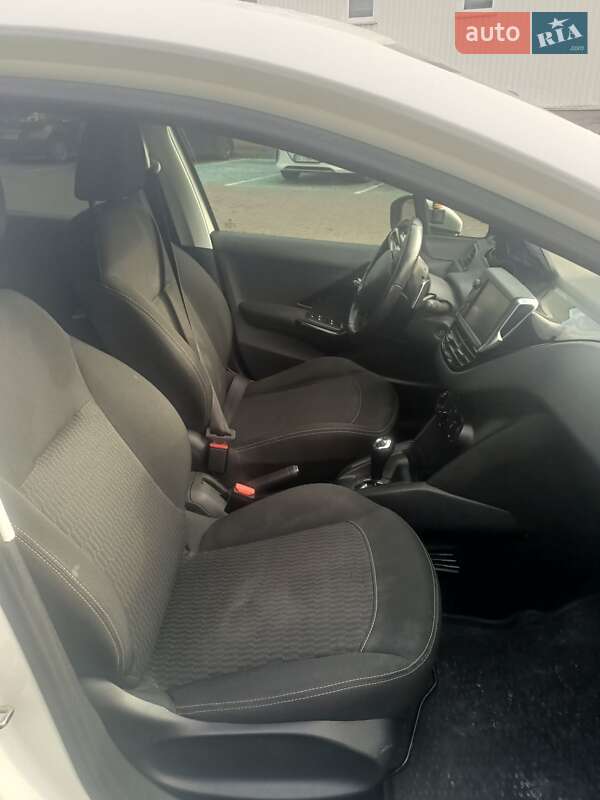 Хэтчбек Peugeot 208 2017 в Львове