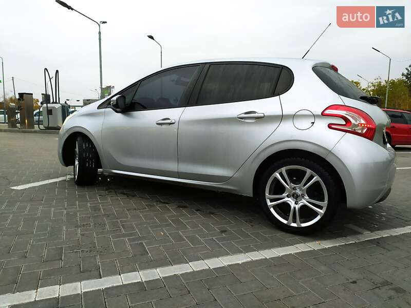 Хетчбек Peugeot 208 2013 в Дніпрі