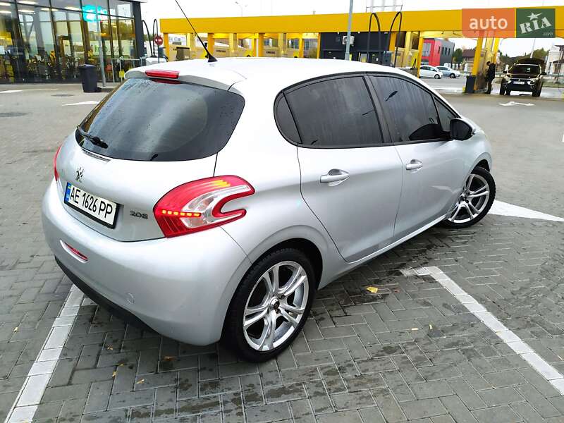 Хетчбек Peugeot 208 2013 в Дніпрі