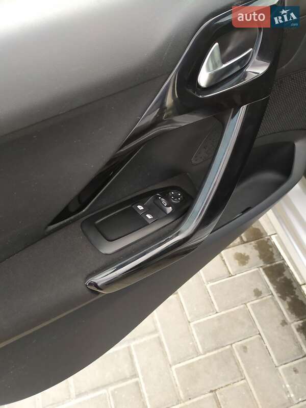 Хетчбек Peugeot 208 2013 в Дніпрі