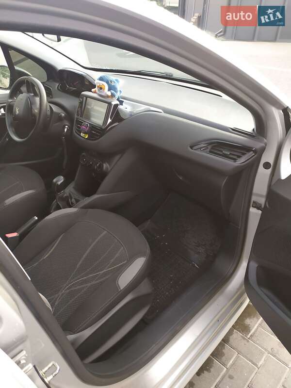 Хетчбек Peugeot 208 2013 в Дніпрі