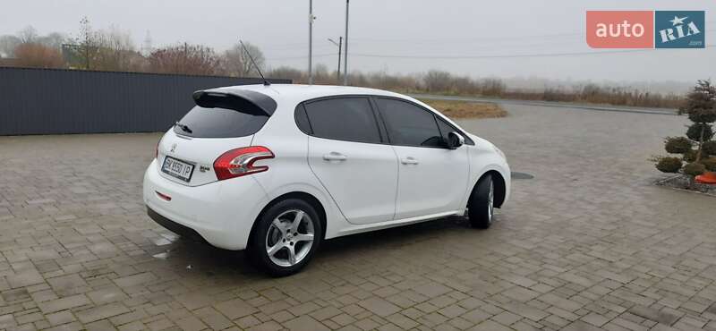 Хэтчбек Peugeot 208 2012 в Брошневе-Осаде