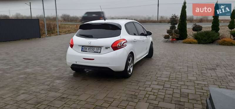 Хэтчбек Peugeot 208 2012 в Брошневе-Осаде