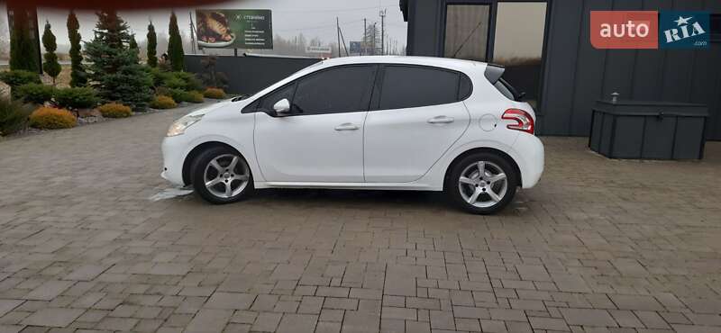Хэтчбек Peugeot 208 2012 в Брошневе-Осаде