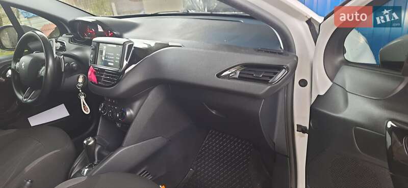 Хэтчбек Peugeot 208 2012 в Брошневе-Осаде