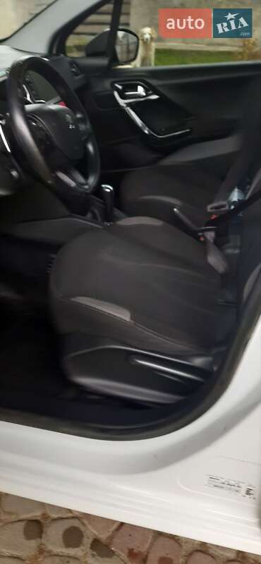 Хэтчбек Peugeot 208 2012 в Брошневе-Осаде