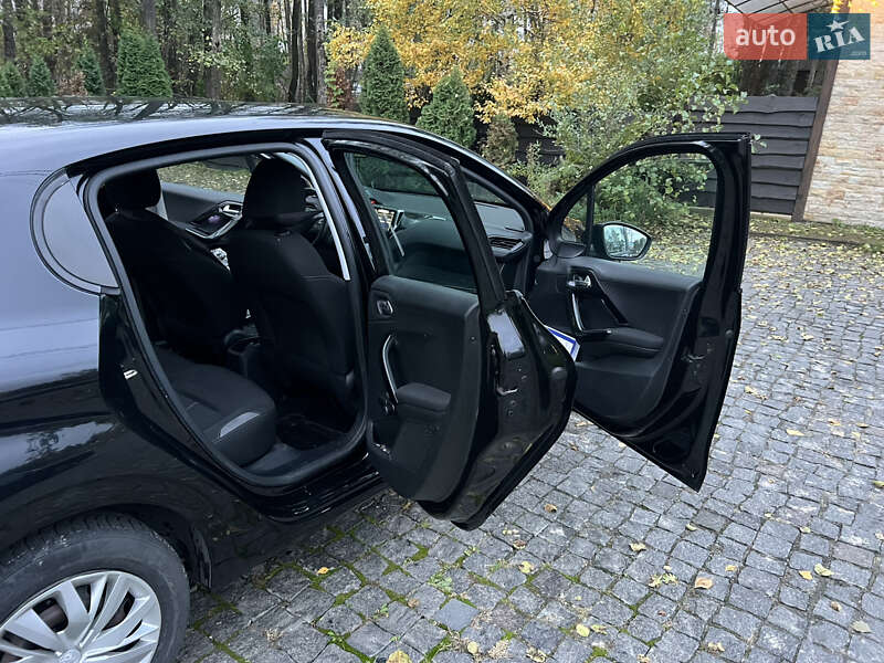 Хэтчбек Peugeot 208 2012 в Киеве