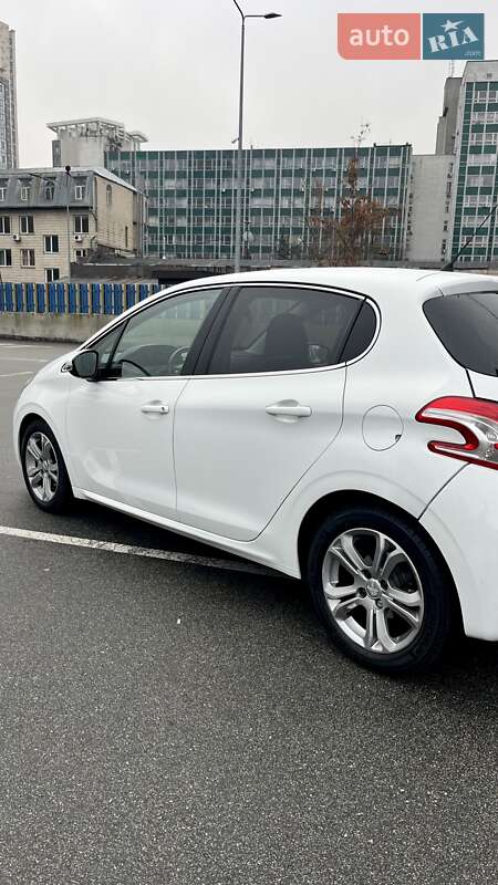 Хэтчбек Peugeot 208 2013 в Киеве