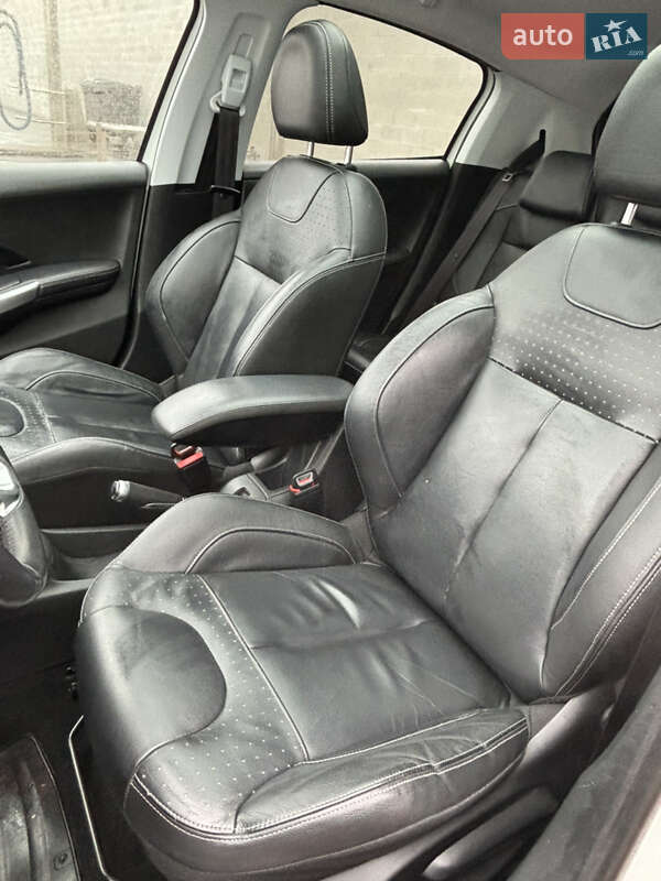 Хэтчбек Peugeot 208 2014 в Ровно