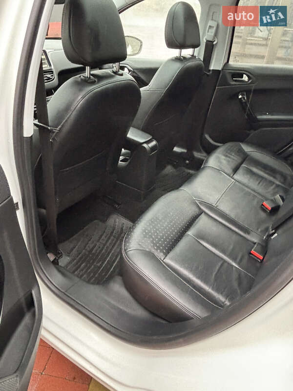 Хэтчбек Peugeot 208 2014 в Ровно