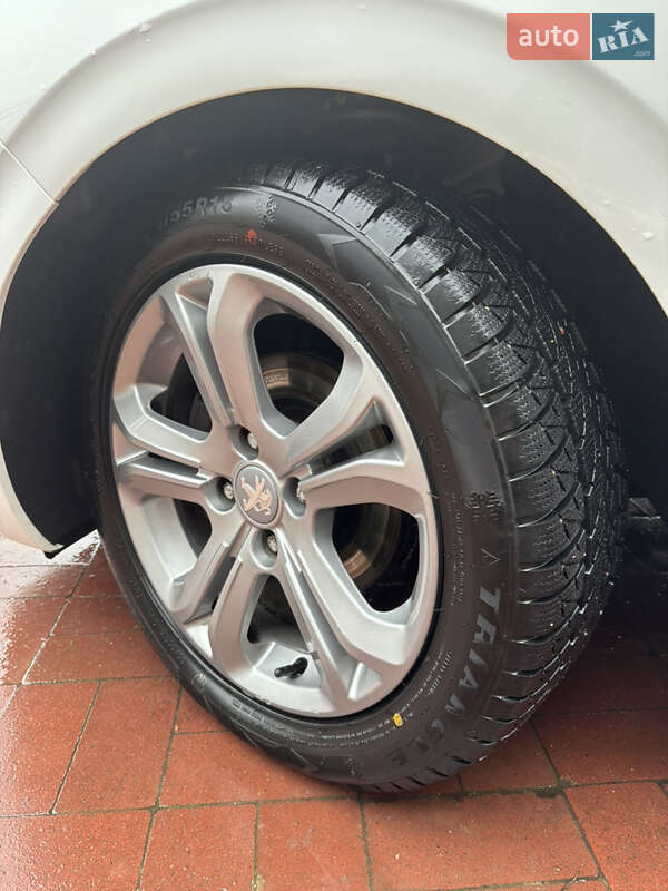 Хэтчбек Peugeot 208 2014 в Ровно