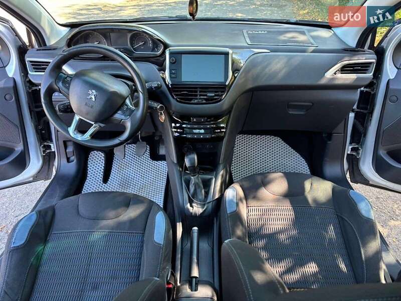 Хэтчбек Peugeot 208 2012 в Савинцах