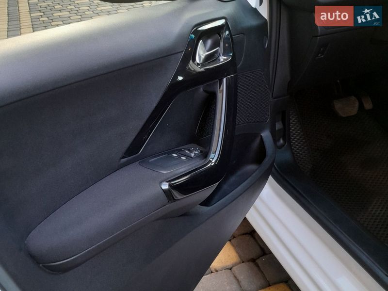 Хэтчбек Peugeot 208 2012 в Рогатине
