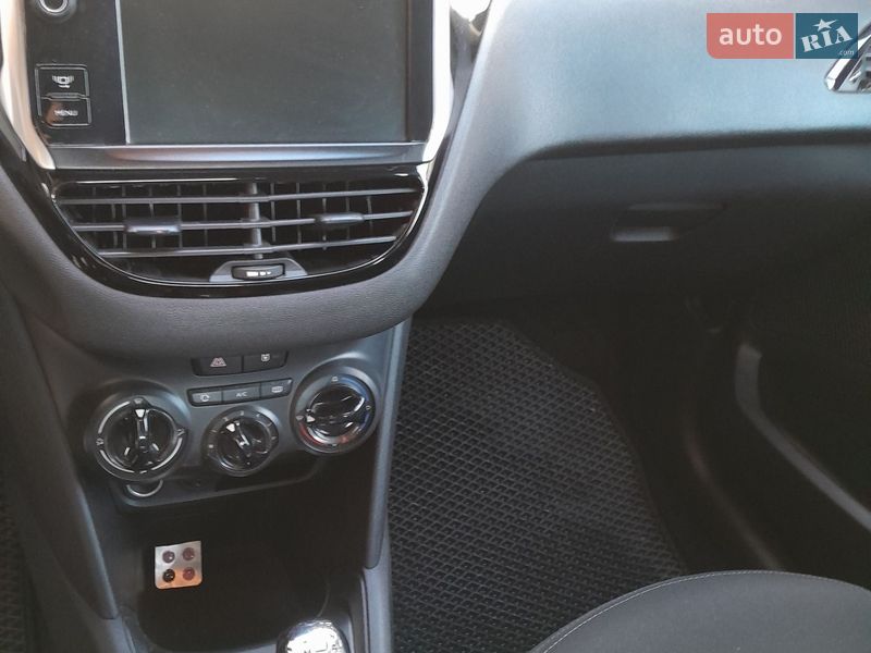 Хэтчбек Peugeot 208 2012 в Рогатине