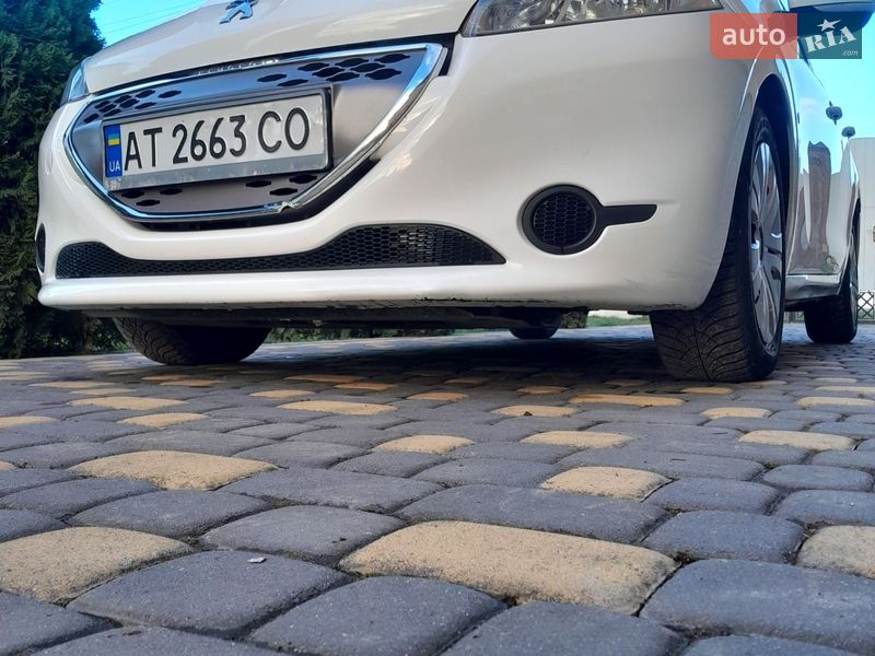 Хэтчбек Peugeot 208 2012 в Рогатине