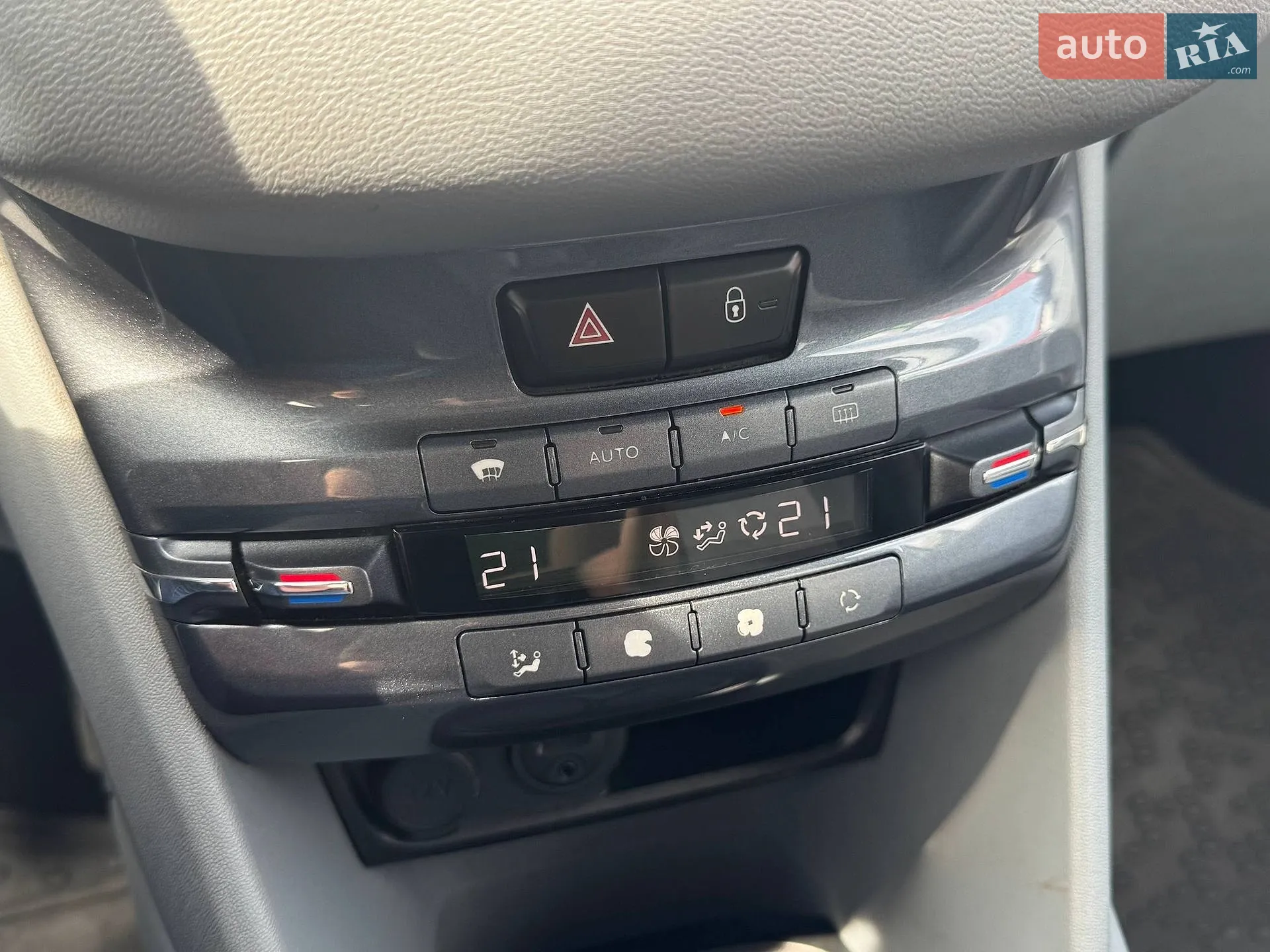 2013 Peugeot 208 - мініатюра 21