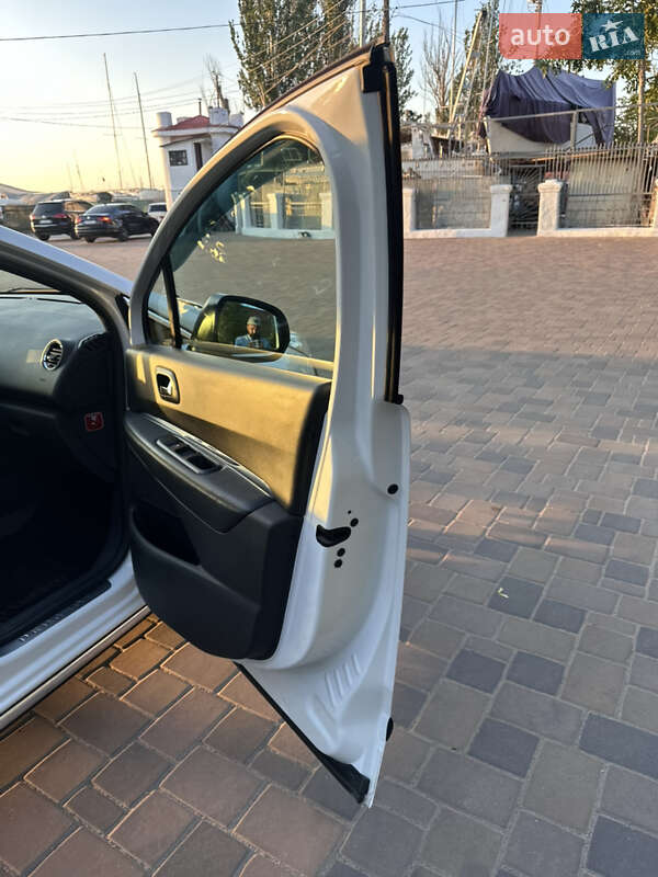 Позашляховик / Кросовер Peugeot 3008 2012 в Миколаєві