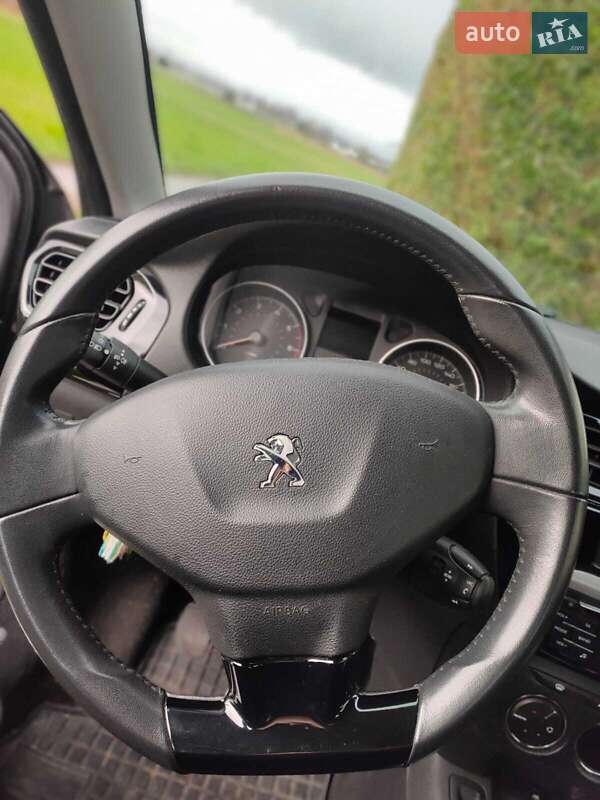 Седан Peugeot 301 2018 в Львові