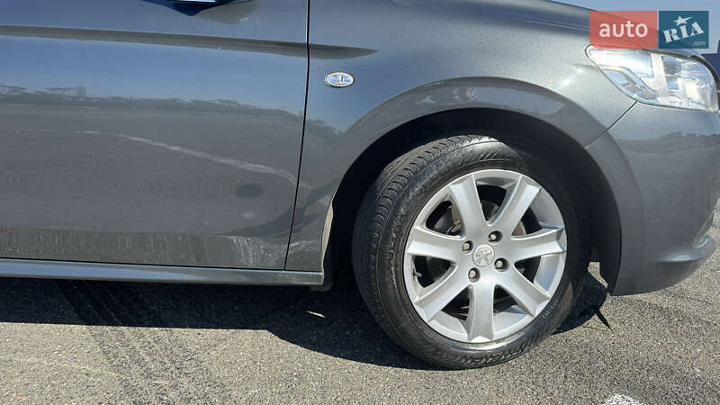 Седан Peugeot 301 2013 в Києві