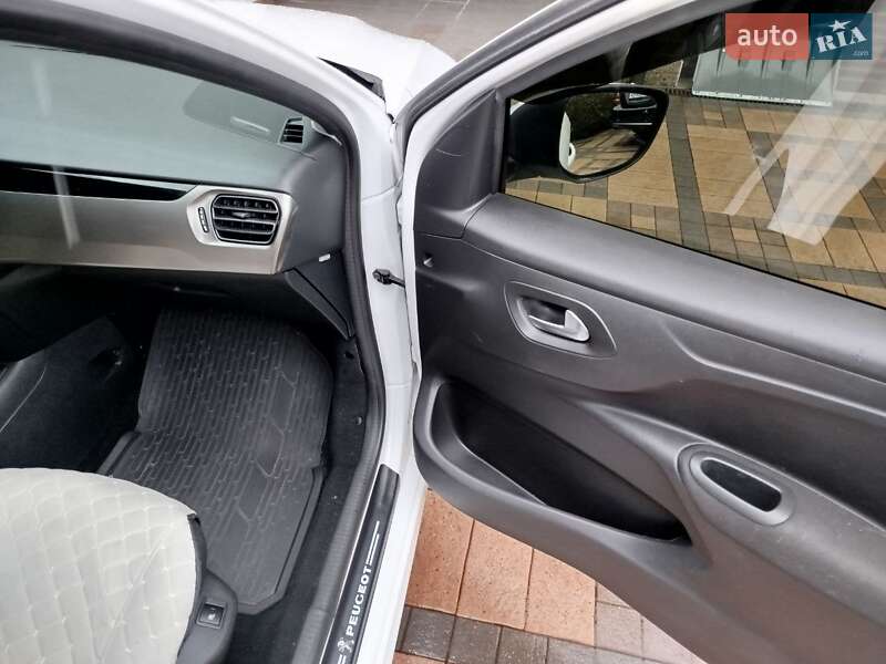 Седан Peugeot 301 2018 в Обухові