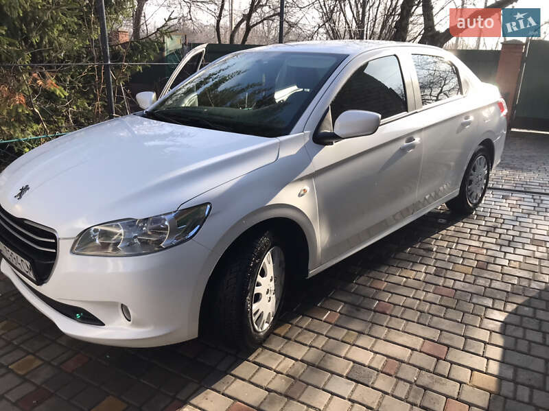 Седан Peugeot 301 2016 в Карлівці