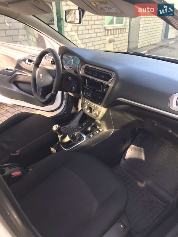 Седан Peugeot 301 2016 в Карлівці