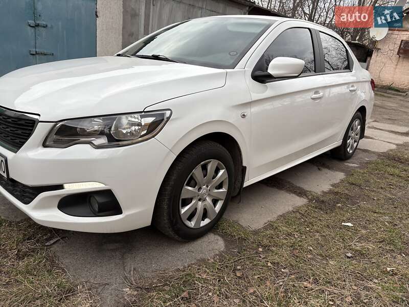 Седан Peugeot 301 2017 в Киеве