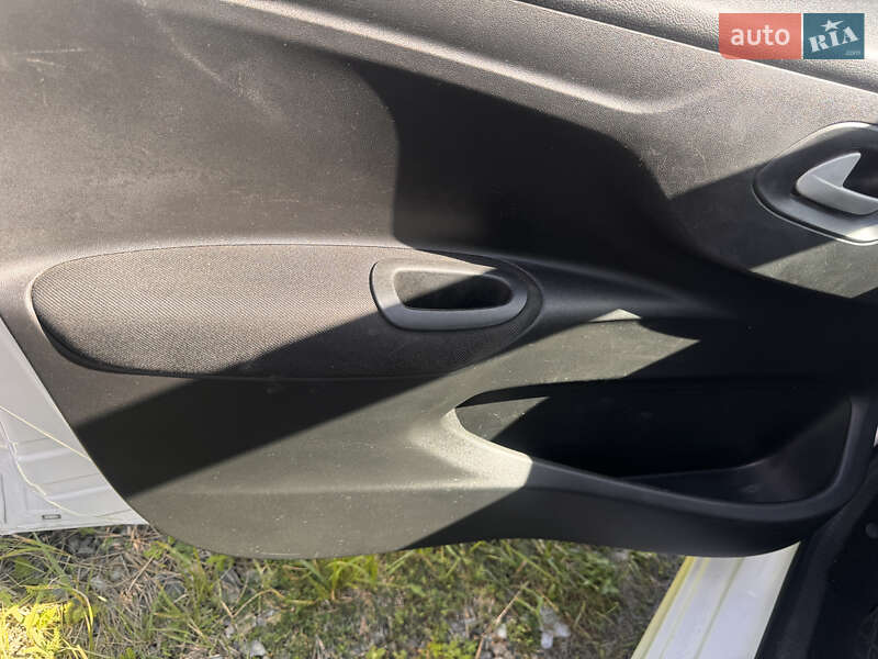 Седан Peugeot 301 2019 в Львове