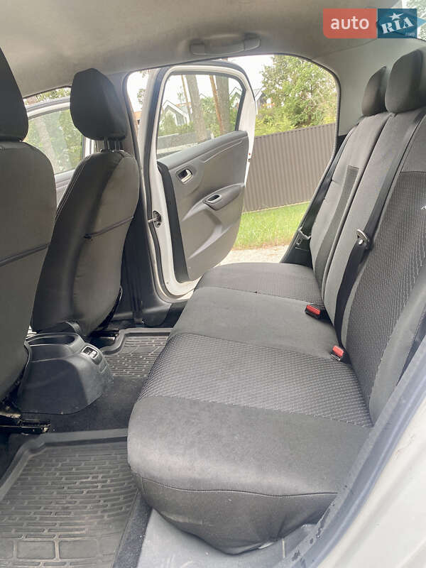 Седан Peugeot 301 2018 в Киеве