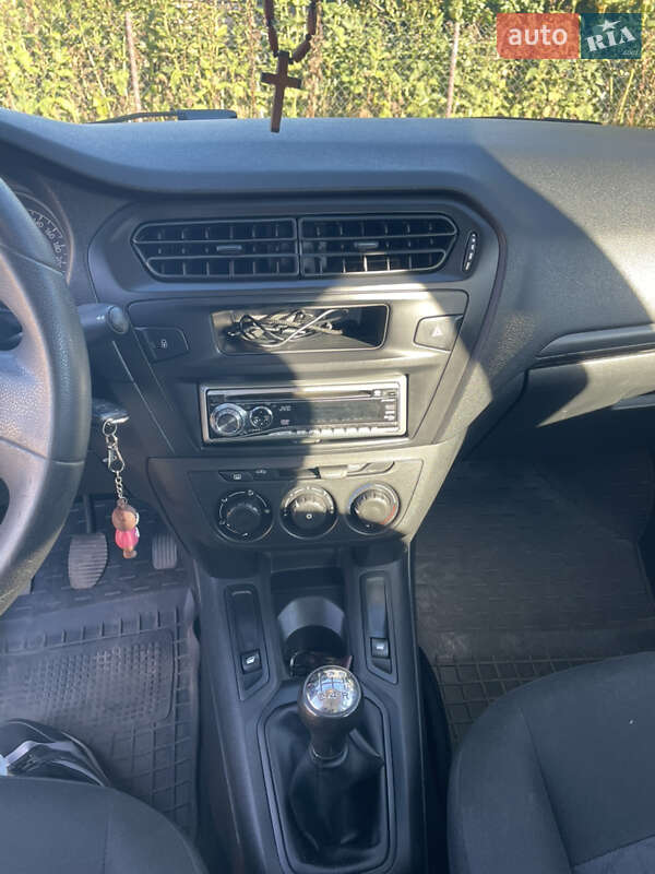 Седан Peugeot 301 2016 в Яготині