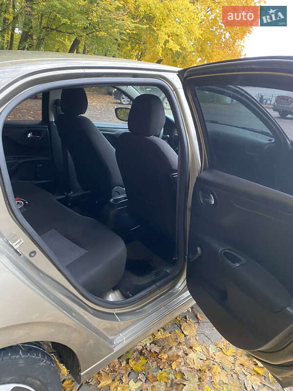 Седан Peugeot 301 2013 в Тернополе