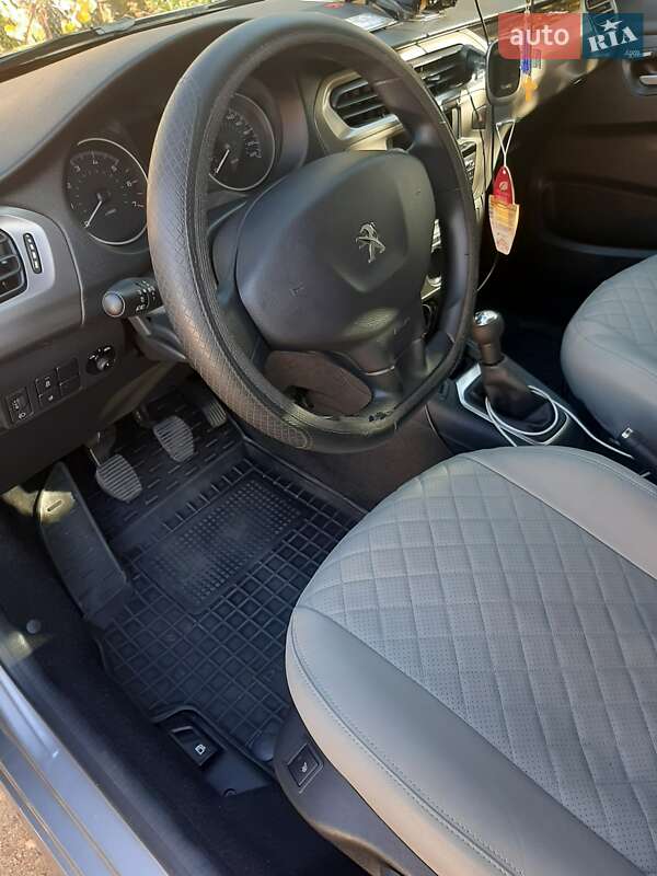 Седан Peugeot 301 2020 в Побужському