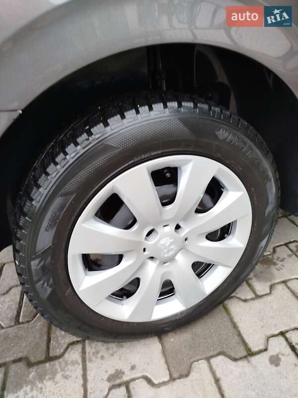 Седан Peugeot 301 2019 в Виноградові