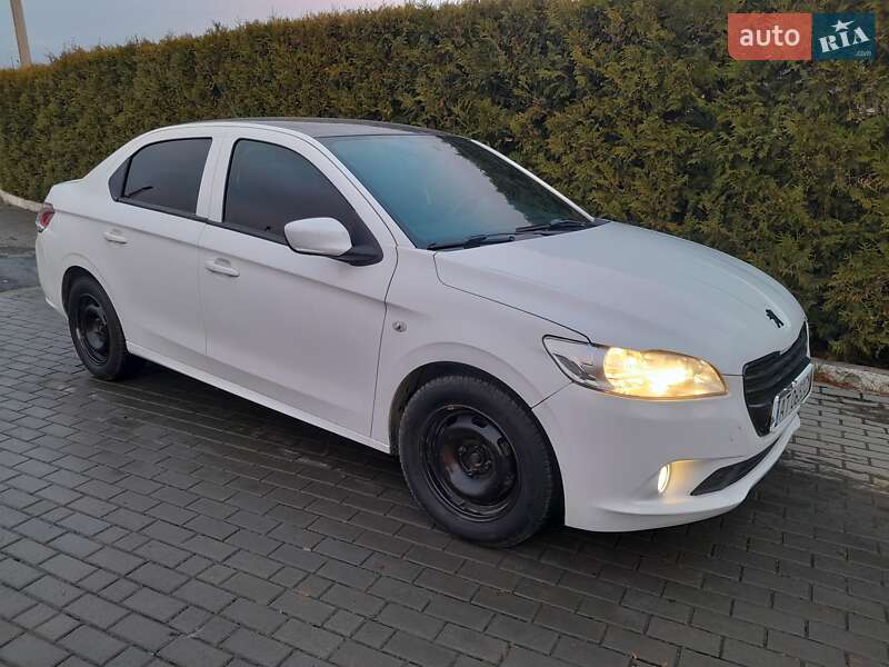 Седан Peugeot 301 2013 в Виноградові