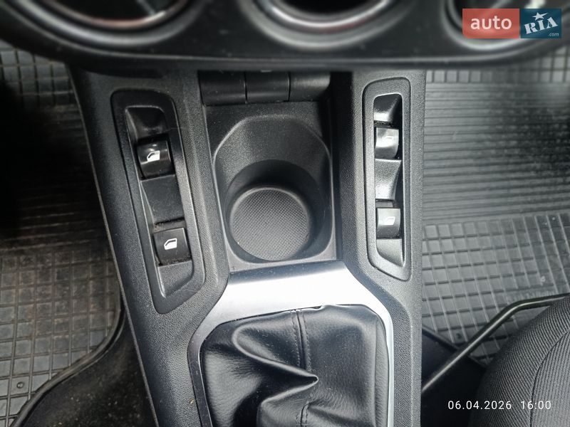 Седан Peugeot 301 2017 в Киеве