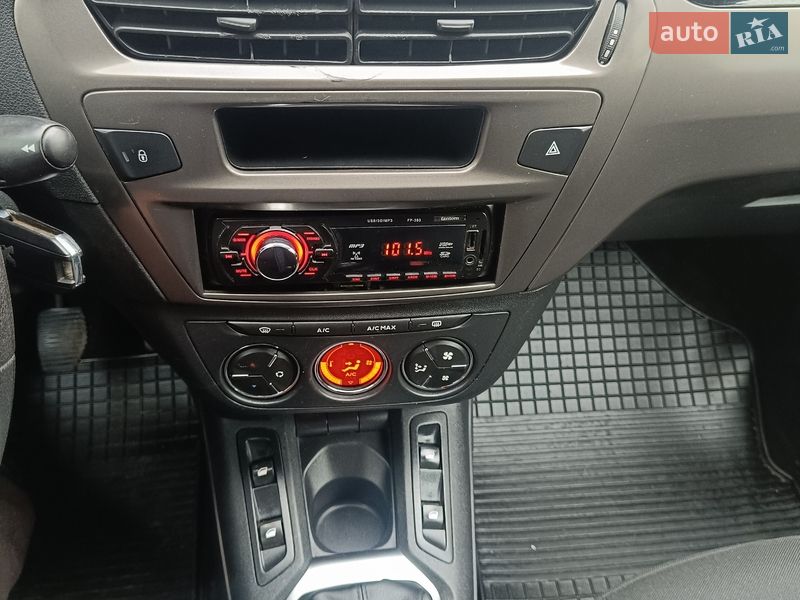 Седан Peugeot 301 2017 в Киеве