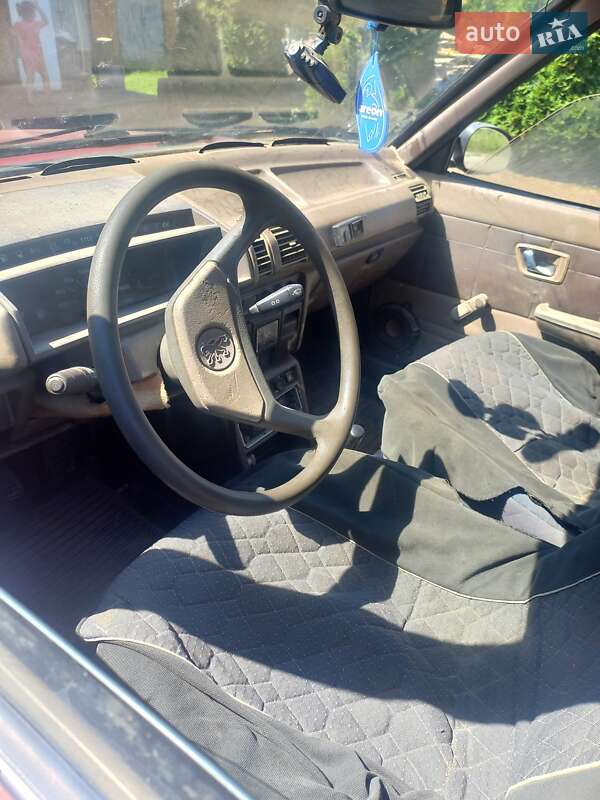 Седан Peugeot 305 1986 в Снятині
