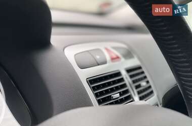 Хетчбек Peugeot 307 2003 в 