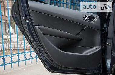 Хетчбек Peugeot 308 2011 в 