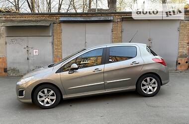 Хетчбек Peugeot 308 2012 в 