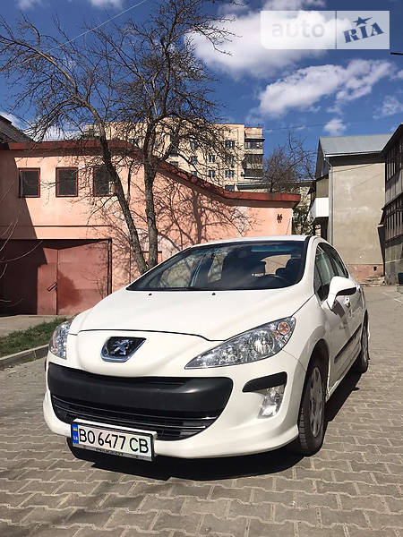 Хэтчбек Peugeot 308 2010 в 