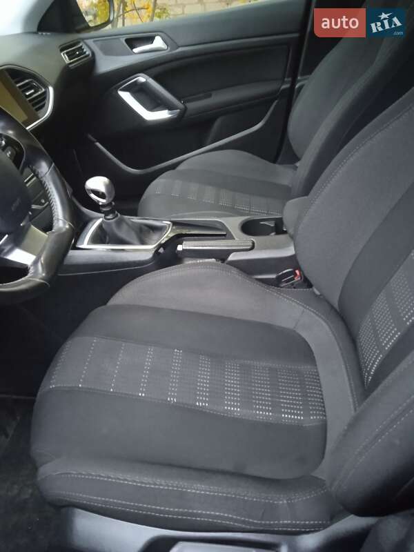 Універсал Peugeot 308 2015 в Ужгороді